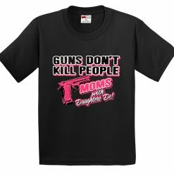 Bewild Guns Don't Kill People Moms With Daughters Do Men's T-Shirt Cool Funny & Offensive